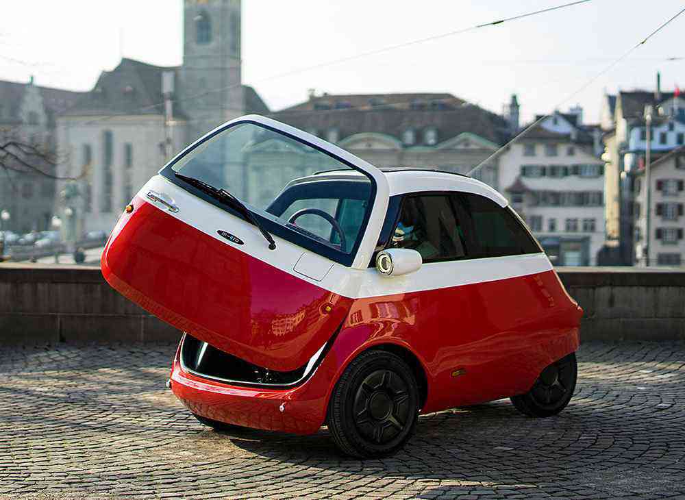 Microlino, la voiture électrique qui se recharge en 4h sur n’importe quelle prise secteur