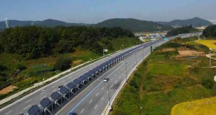 Corée du Sud : Une piste cyclable recouverte de panneaux solaires, entre les voies d'une autoroute...