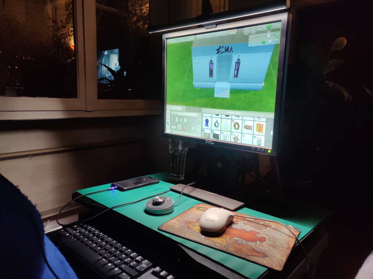 Un écran D'ordinateur Est Posé Sur Un Bureau Avec Une Lampe Allumée.