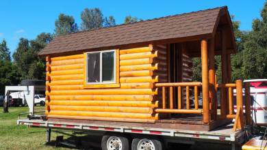 Elle débute une série de troc avec une épingle à cheveux, 25 échanges plus tard elle termine avec une tiny house !