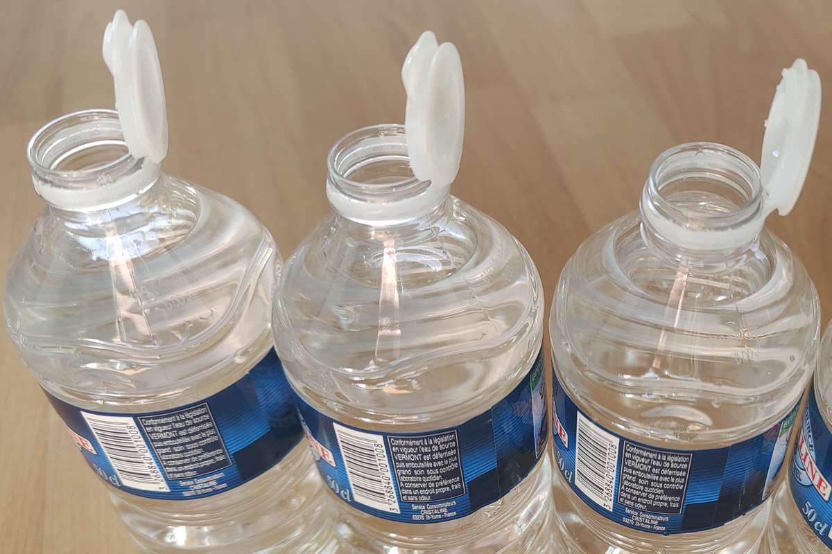 Pourquoi certains bouchons sont-ils désormais directement attachés aux  bouteilles en plastique?