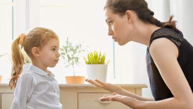 Mère qui réprimande son enfant