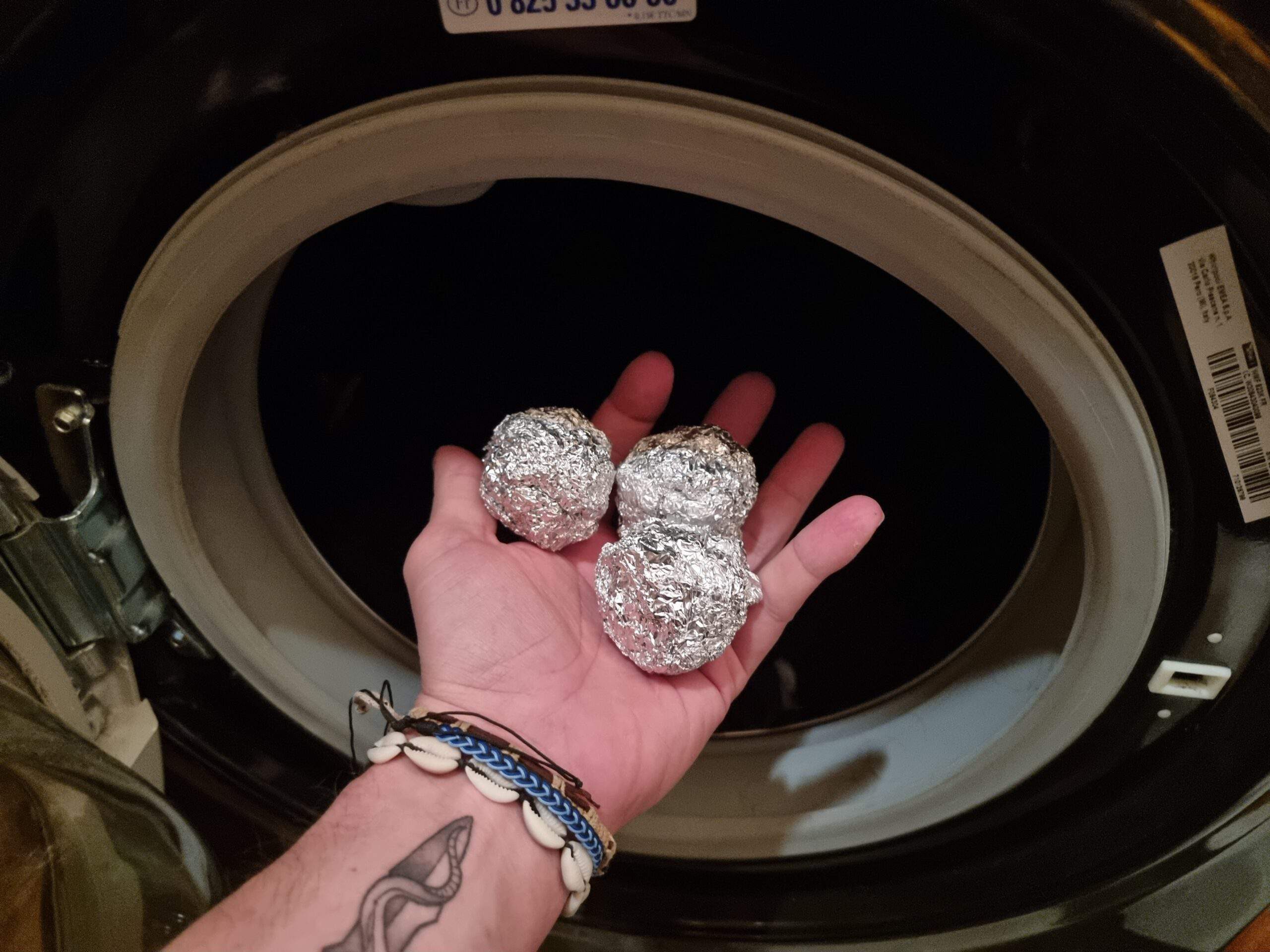Pourquoi mettre une boule de papier d'aluminium dans la machine à laver?  nessma cuisine