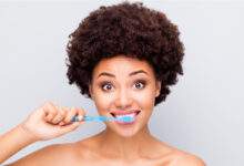 Faut-il mouiller sa brosse à dents avant ou après le dentifrice ?