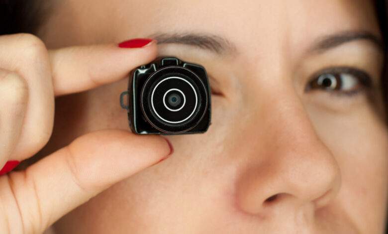 Comment repérer une caméra espion cachée dans votre location de vacances ?