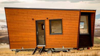 Une belle Tiny House en bois posée dans un champs