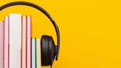 Un livre avec un casque audio