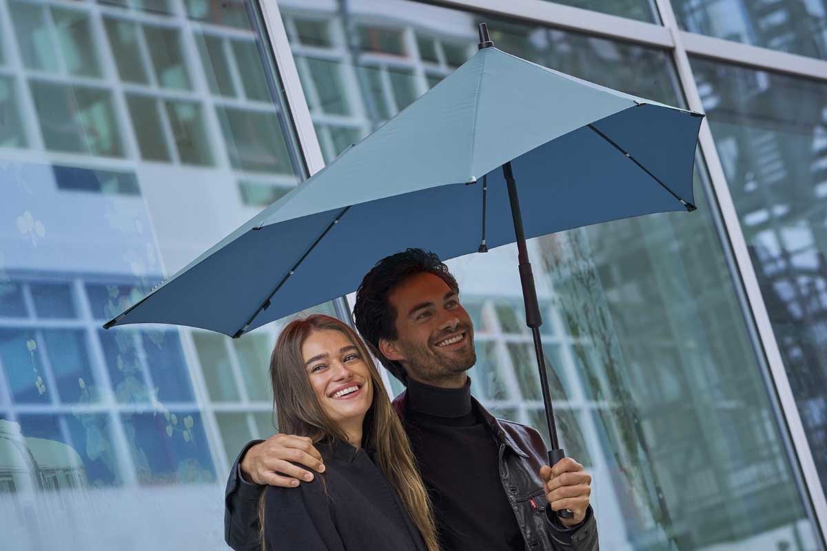 RainSaucer, l'invention d'un parapluie inversé en forme d'entonnoir pour  faciliter la récupération d'eau de pluie - NeozOne