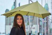 Une femme sous un parapluie asymétrique