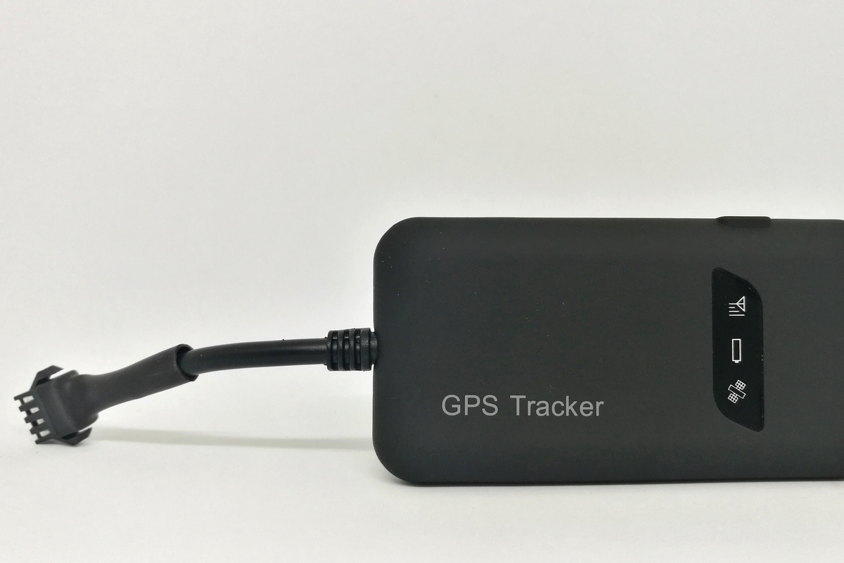 Où placer un tracker GPS dans une voiture ? Nos conseils de pro