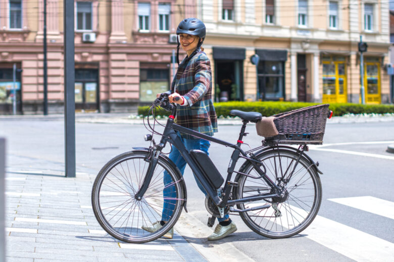 une femme poussant un vélo électrique