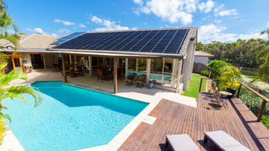 Arrière-cour avec piscine et panneaux solaires dans une maison élégante