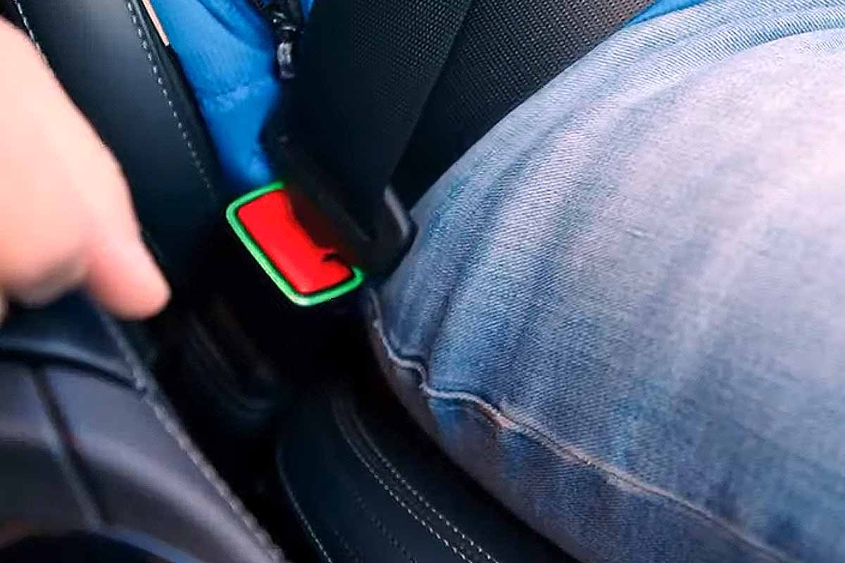 Auto-Innovations - La ceinture connectée de ZF améliore activement la  position de l'occupant afin de limiter les risques de blessure en cas  d'accident