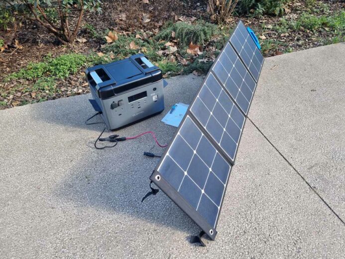 Le générateur électrique solaire Oukitel P2001 couplé à un panneau solaire de 120 W.
