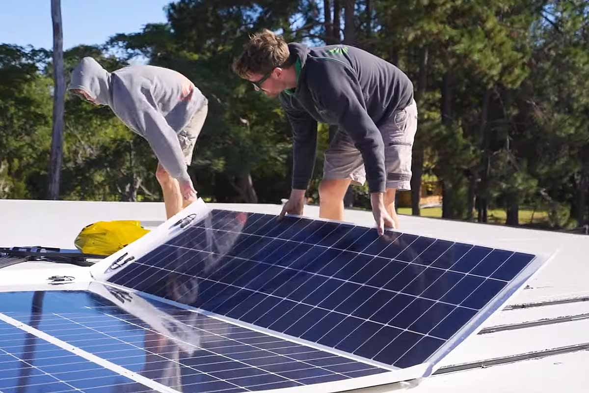 L'invention d'un panneau solaire pour votre terrasse, pergola, cabanon et toit à faible portance.