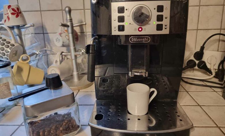 Oubliez les dosettes, voici une ÉNORME promotion sur la machine à café à  grain De'Longhi Magnifica (-28 %) - NeozOne