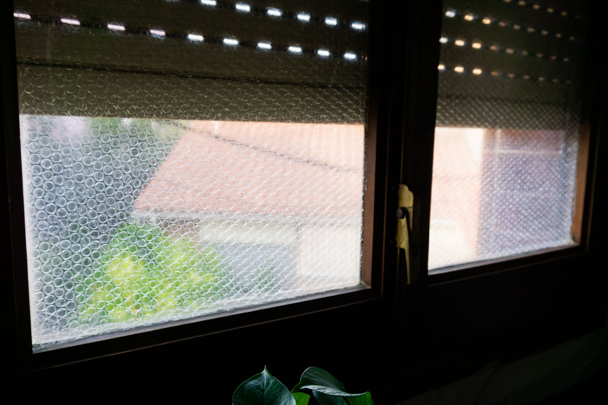 6 astuces faciles et pas chères pour isoler vos fenêtres du froid