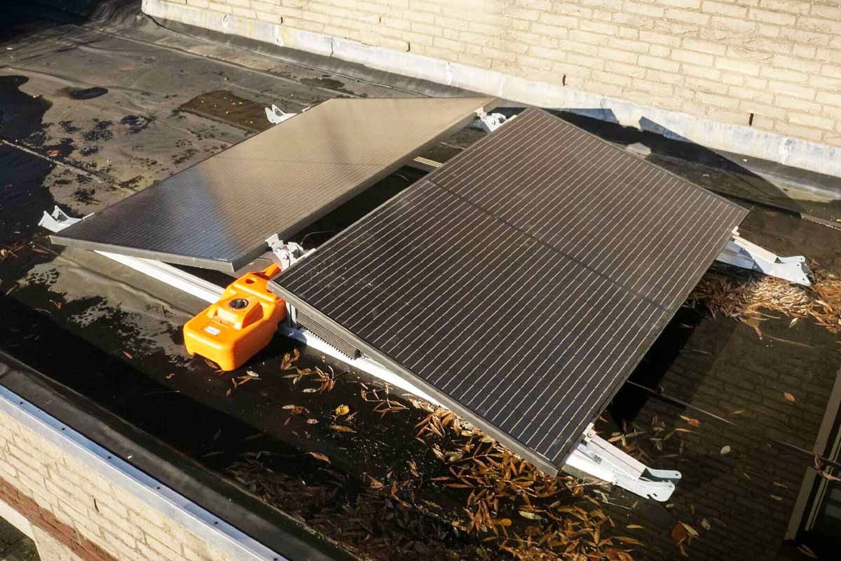 Un ensemble de panneaux solaires enfichables spécialement conçu pour rendre l'énergie solaire accessible à tous, même avec peu d'espace.