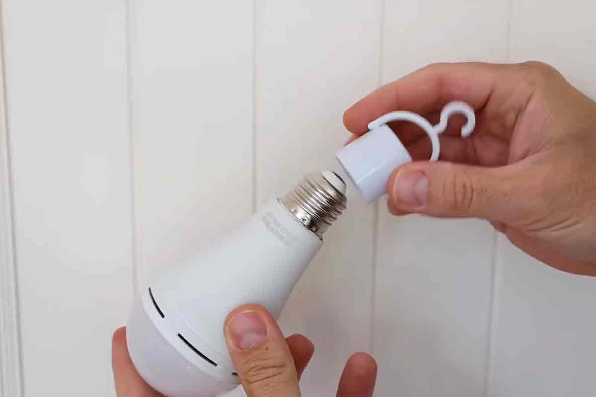 Surge Emergency Bulb, l'invention d'une ampoule qui reste allumée en cas de  panne d'électricité - NeozOne
