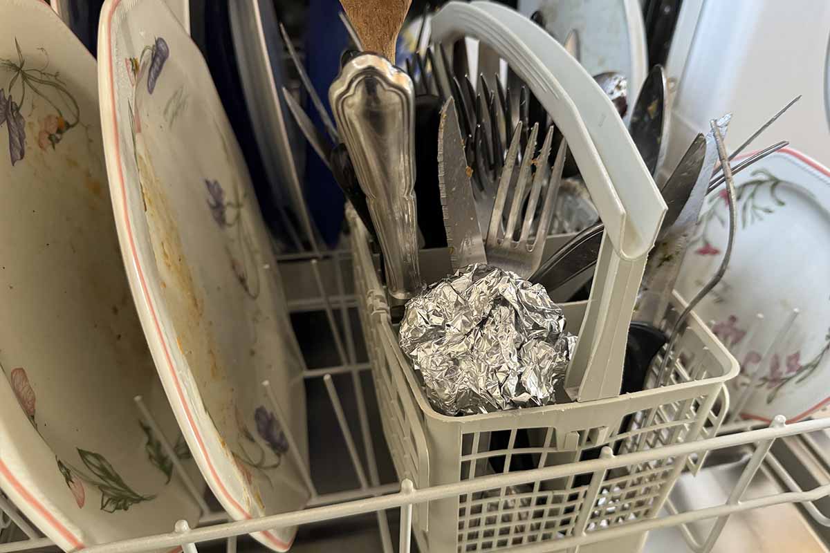 Mettez une boule de papier aluminium dans votre lave-vaisselle : le  résultat vous surprendra