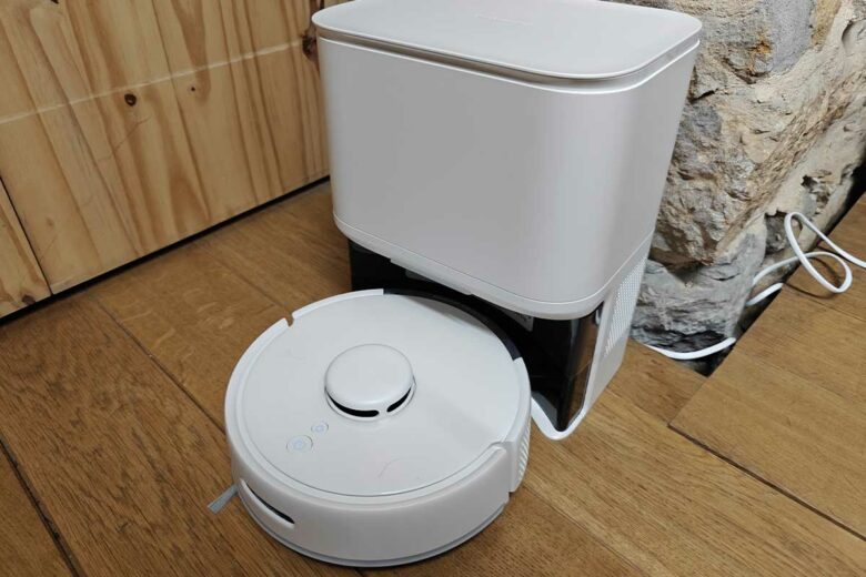 Le mini aspirateur robot SwitchBot K10+.