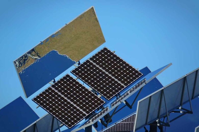 Des panneaux solaires avec des réflecteurs miroirs pour augmenter leur efficacité.