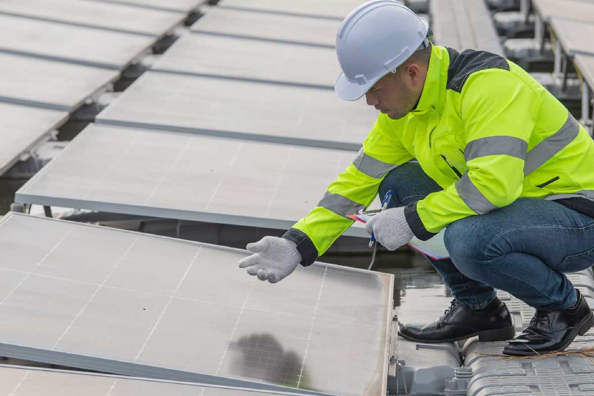 En développant une solution d'entretien et de maintenance des panneaux solaires, ce projet vise à améliorer la durabilité des systèmes de production d'énergie solaire.