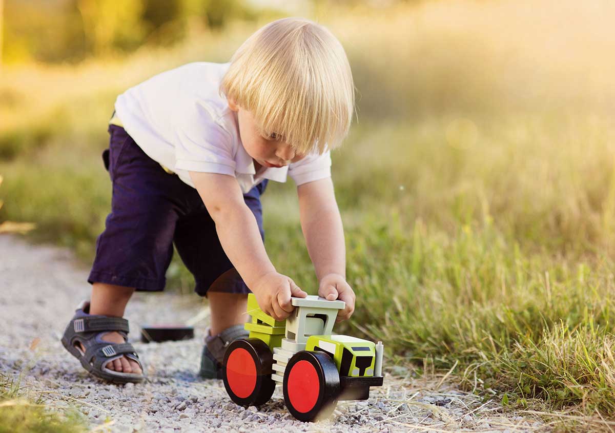 Pourquoi les petits garçons aiment jouer avec des petits tracteurs ?