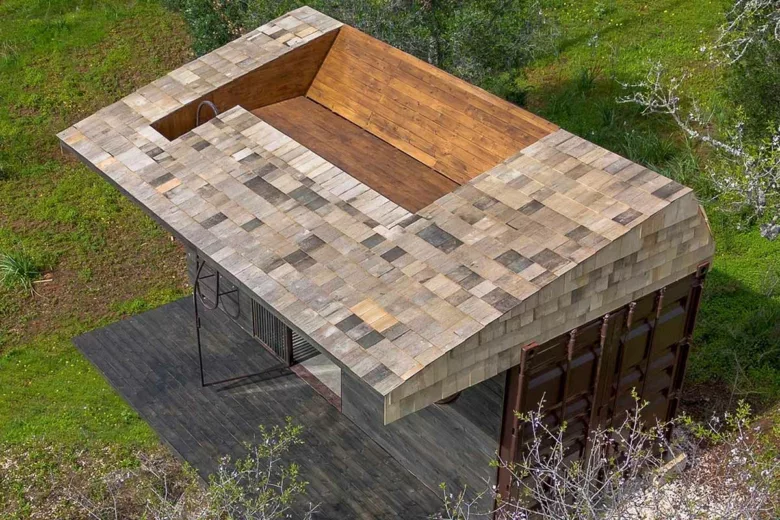 Cette maison conteneur est dotée d'un toit terrasse.