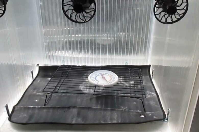 L'ajout de ventilateurs permet de mieux diffuser la chaleur pour la cuisson et rediriger la chaleur à l'intérieur de l'habitation en mode chauffage. 