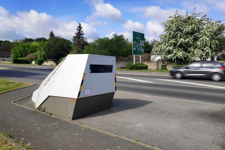 Radar mobile (de chantier) sur une route.