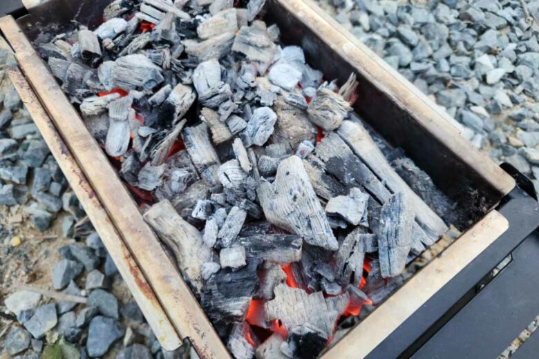 Des braises de charbon de bois incandescentes, le barbecue est prêt pour la cuisson.