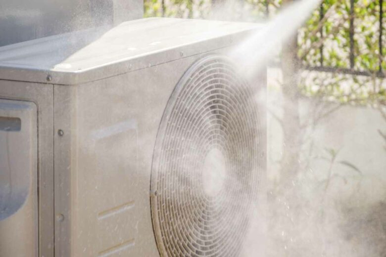 Nettoyage du ventilateur de l'unité extérieure de climatisation.