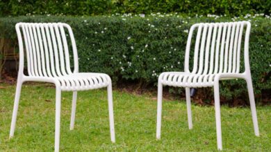 Les chaises de jardin en plastique jaunissent avec le temps.