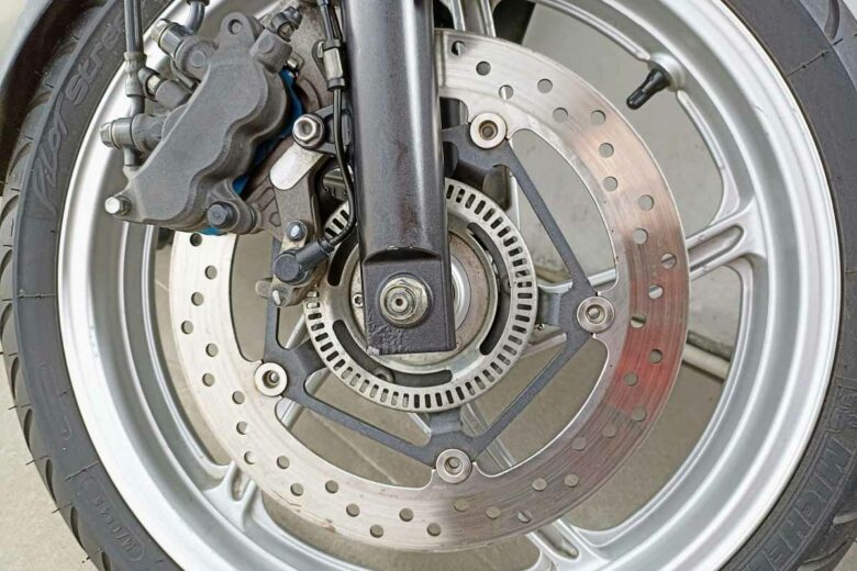 L'état de la suspension, des freins font partie des points vérifiés pour le contrôle technique moto.