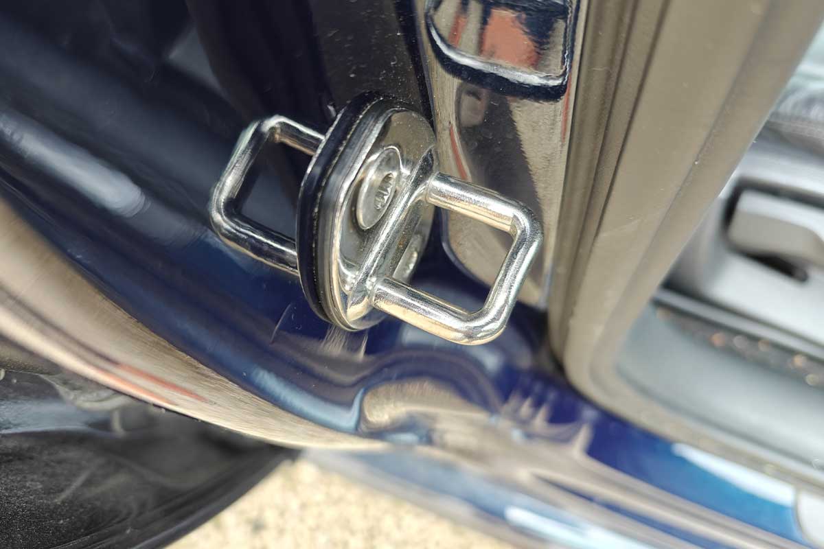 À quoi peut bien servir ce petit crochet sur les portes des voitures ?