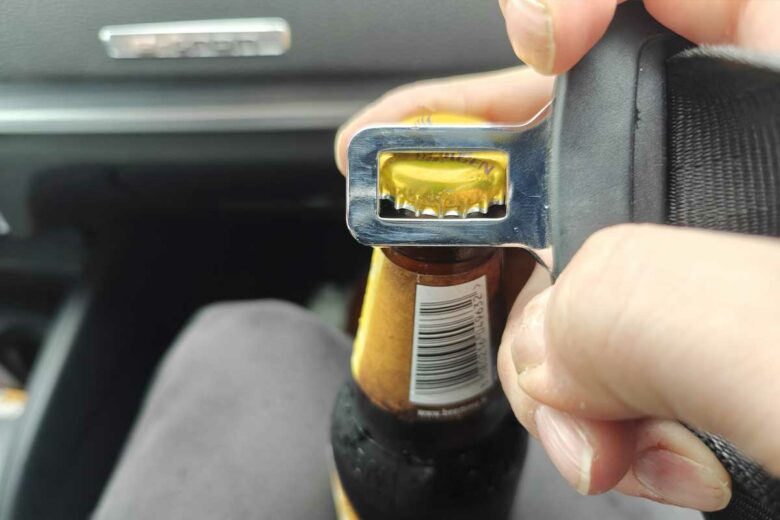 La ceinture peut servir à décapsuler une bouteille. 
