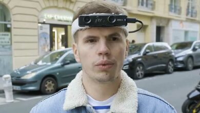 Le dispositif Artha se compose d'une caméra qui se clipse sur des lunettes, et d'une ceinture haptique qui transmet des pressions au dos pour fournir les informations.