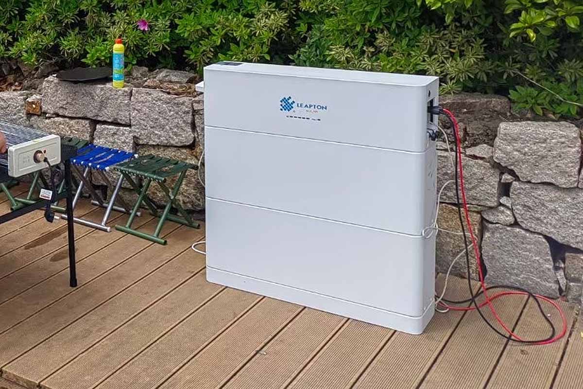 Batterie résidentielle Leapton installée momentanément sur une terrasse lors d'un brunch.