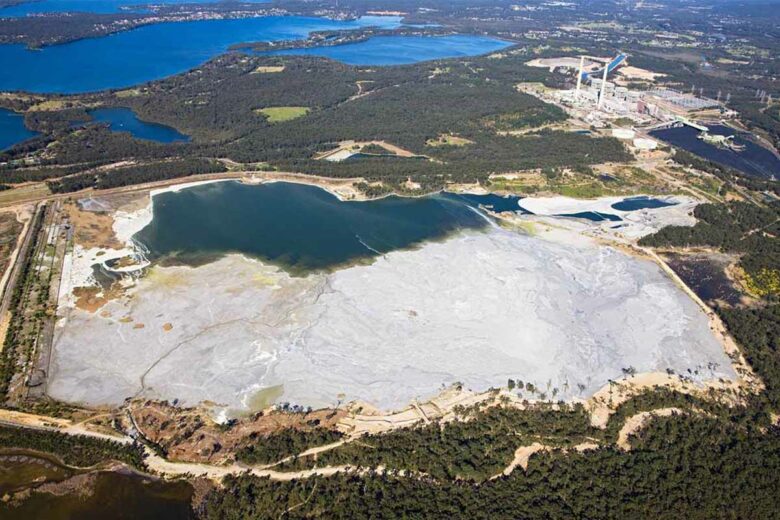 Vue aérienne de la centrale électrique Eraring et du lac Macquarie avec un énorme barrage de cendres.