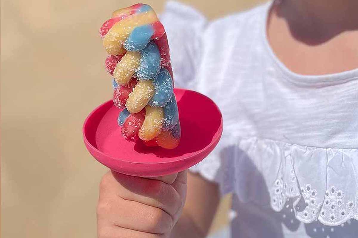 Une coupelle en silicone qui évite les coulures de glaces et qui se fixe directement sur le bâtonnet.