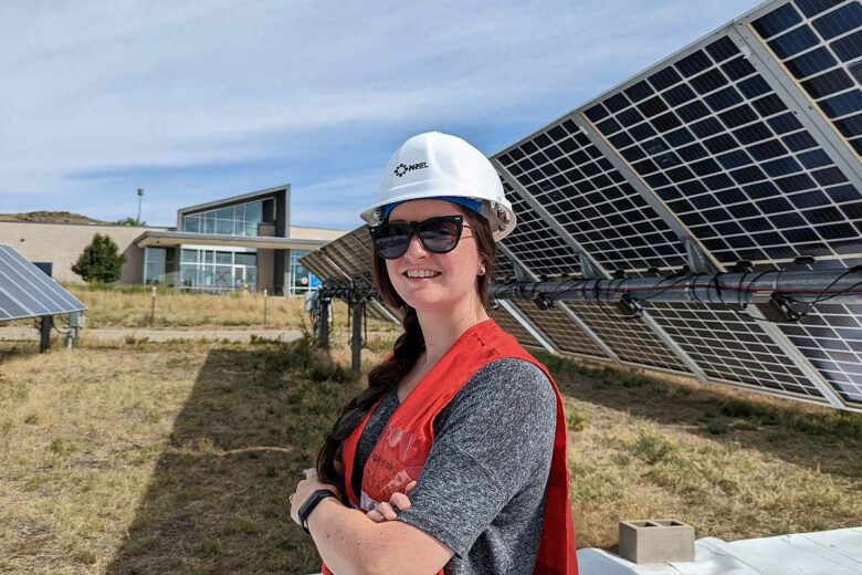 L'auteure de l'étude Mandy Lewis devant les panneaux solaires servant à ses recherches.