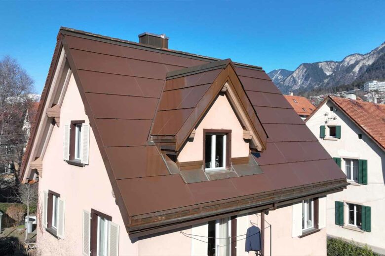 Les tuiles solaires avec une couleur qui s'intègre parfaitement à la toiture.