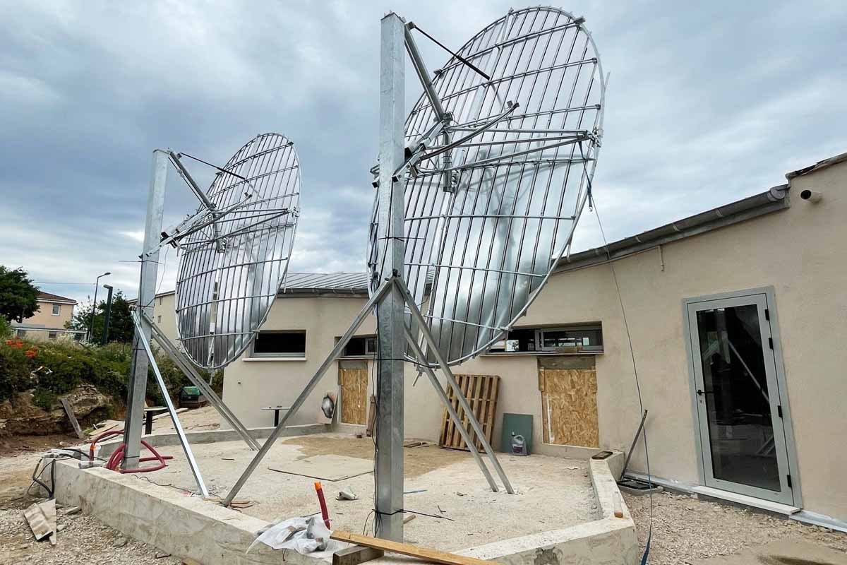 Pour son futur restaurant, le chef a fait installer deux grandes paraboles réflectrices.