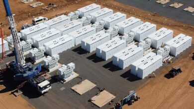 Construction d'un parc de stockage d'énergie par Neoen avec des batteries Tesla Megapack en Australie.