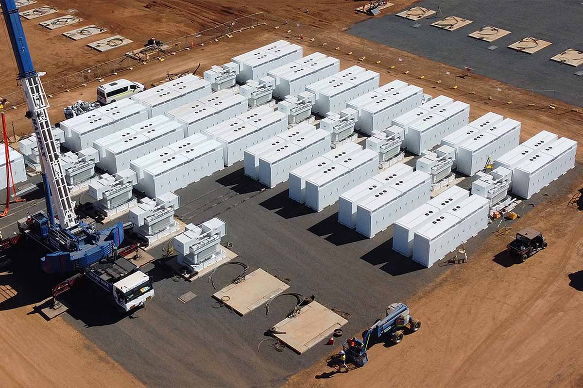 Construction d'un parc de stockage d'énergie par Neoen avec des batteries Tesla Megapack en Australie.