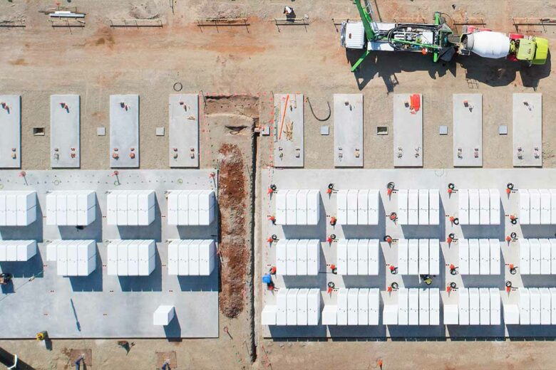 Chantier de construction australien d'un parc de stockage énergétique pour stabiliser le réseau électrique.