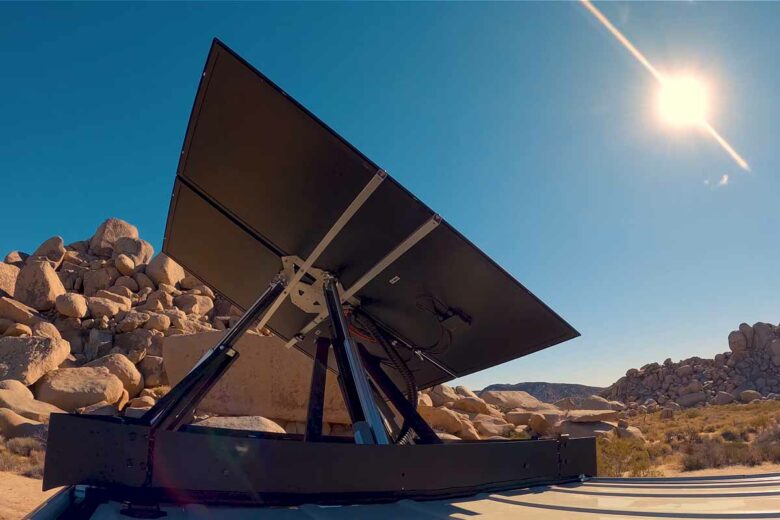 Un système de tracker qui suit le mouvement du soleil pour optimiser la production des panneaux solaires.