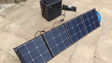 Test du générateur électrique portable avec des panneaux solaires.