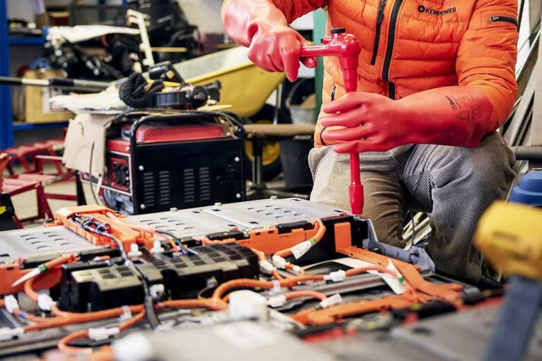 Ce youtubeur n'en est pas à ses premiers essais de bricolage sur des batteries.